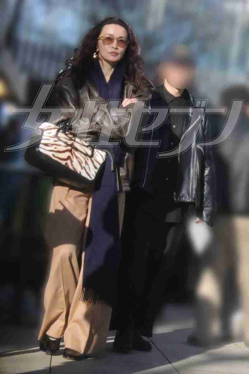 《白昼堂々ガッツリ腰に手を回して》長谷川京子(47)が新恋人と「デカサングラス」で情熱デート「アラフィフ」の恋は「自分に誠実に」