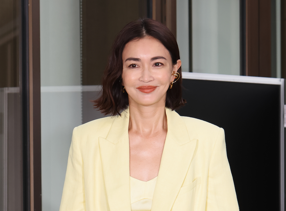《白昼堂々ガッツリ腰に手を回して》長谷川京子(47)が新恋人と「デカサングラス」で情熱デート「アラフィフ」の恋は「自分に誠実に」 (1/3)| 女性セブンプラス