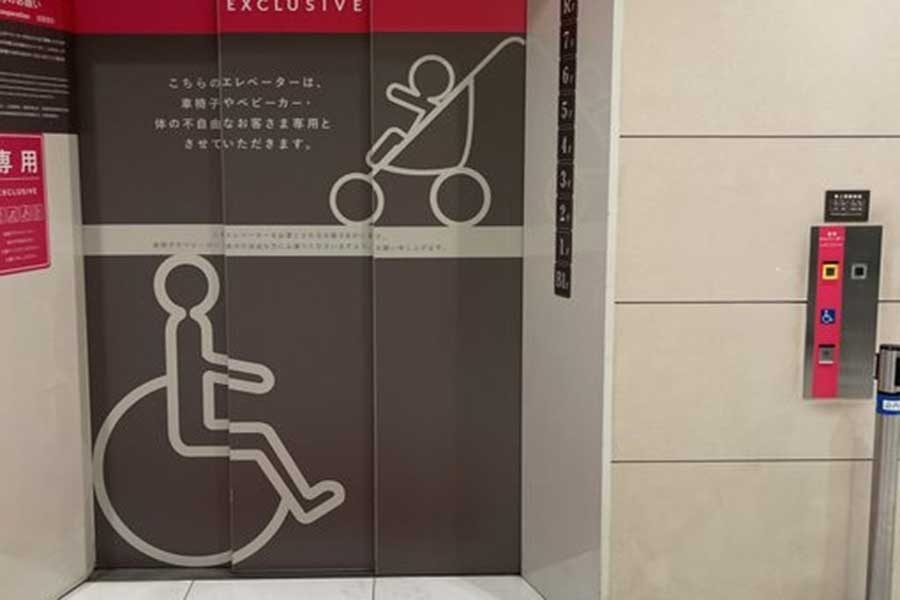 ベビーカーでエレベーターに乗れない…百貨店が編み出した