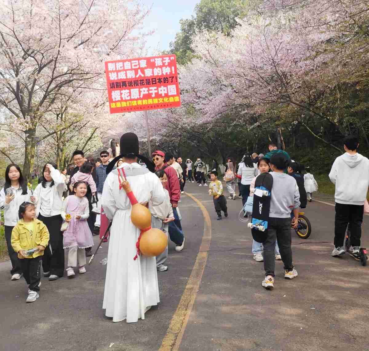 〈桜を遮る横断幕〉「注意の声がうるさい」「嫌な世の中になってしまった」中目黒で花見客が困惑　区に聞いた規制強化の理由