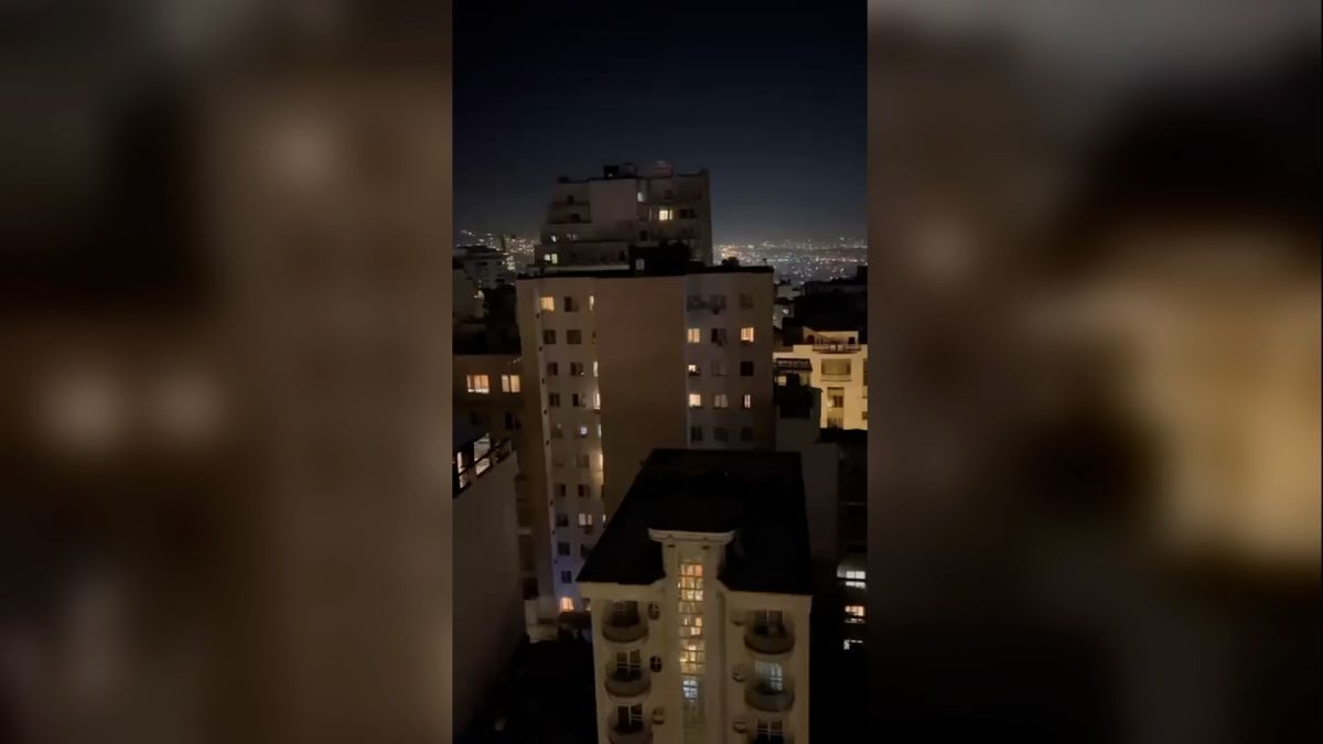 ハメネイ師死亡の報道、イラン首都で歓声と祝福の声　「イスラム共和国に死を」と唱える女性も - CNN.co.jp
