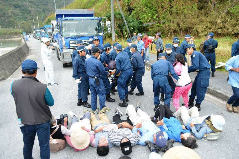 辺野古転覆事故で「自粛」の抗議活動再開 「服喪」でマイク取りやめ、寝そべる人も