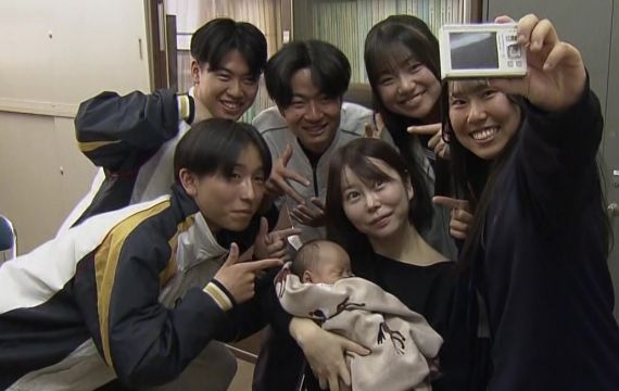 妊娠7カ月の女性が無人駅で転落…高校生5人組が救う　生まれた赤ちゃんと感動の対面　愛知・西尾市