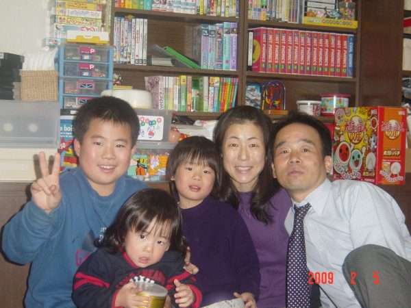 突然「妻のがん」が判明、3人の子どもを残して12日後に亡くなった。45歳・会社社長が仕事を辞めて「育児と家事に専念」した理由