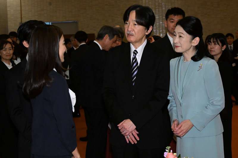 《透明感を引き出す装い》大人の肌を明るく見せるペールカラー　紀子さまのパールとブルーを合わせた知的コーデ（介護ポストセブン） - Yahoo!ニュース