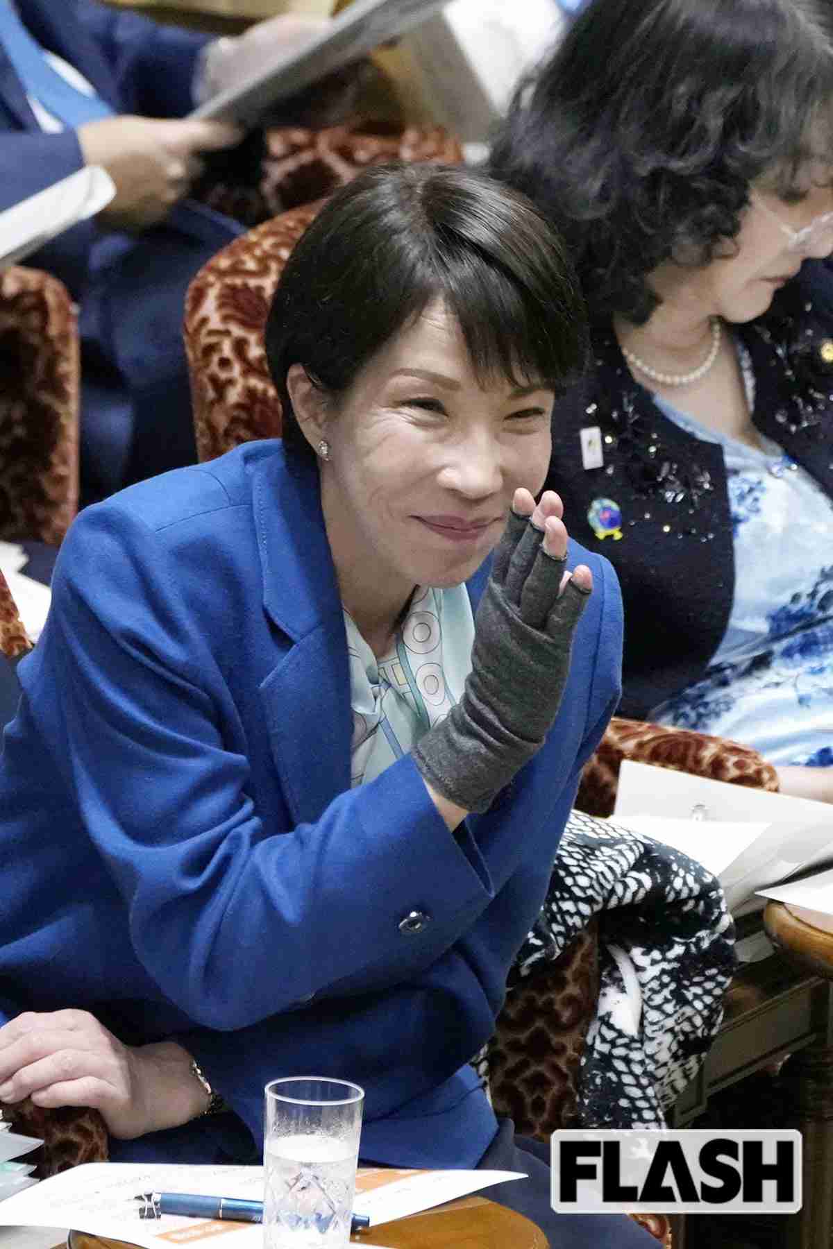 高市首相、YOSHIKIのブランケット愛用姿が中継に…木村拓哉、櫻井翔ファンも判明し芸能人に求められる“政治との距離”