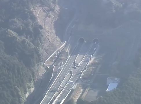 新名神高速の多重衝突・炎上事故、死亡者が6人に　3人は子どもと判明　警察が身元の特定進める