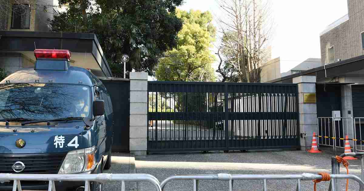 中国大使館に侵入疑い、23歳の陸自隊員逮捕　「大使に面会するため」 - 日本経済新聞