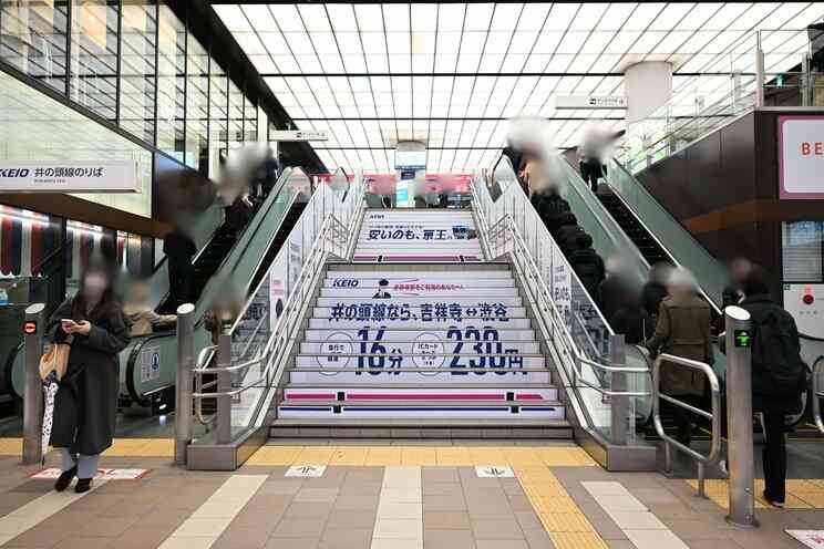 「ケンカ売ってる？」JRの運賃改定のタイミングで京王線・吉祥寺駅の広告が“超攻撃的”と話題に