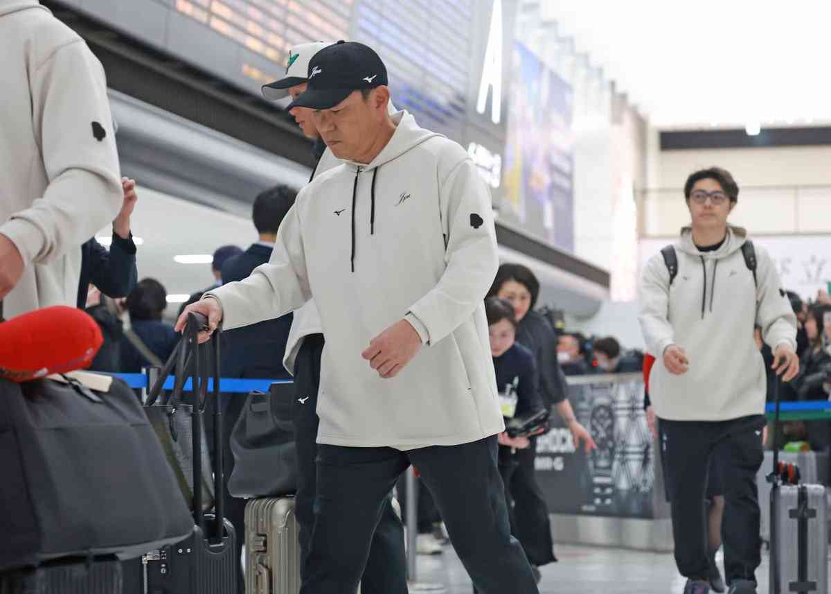 【ＷＢＣ】侍ジャパンが帰国　ファン４００人集結も選手の笑顔はなし　井端監督はうつむき　 | 東スポWEB