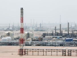 UAE最大の製油所が操業停止、ドローン攻撃で工業地帯に火災発生（Bloomberg） - Yahoo!ニュース