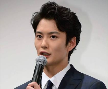 妻・高畑充希との密着ショットが話題 岡田将生、赤ちゃんの写真にファン釘付け「ベビちゃんの写真？」「岡田将生さんが赤ちゃんを…かわいい」