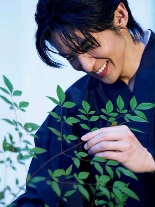 Snow Man目黒蓮、理想の将来像「イケてるおじさんになりたい」　『25ans』でメンバーとの交流も明かす