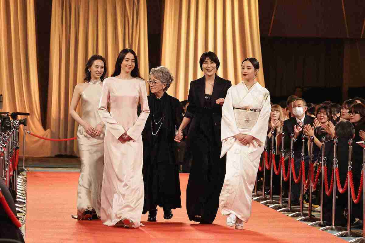 84歳、倍賞千恵子をエスコートした女優は…手つなぎ姿に視聴者感動　日本アカデミー賞授賞式