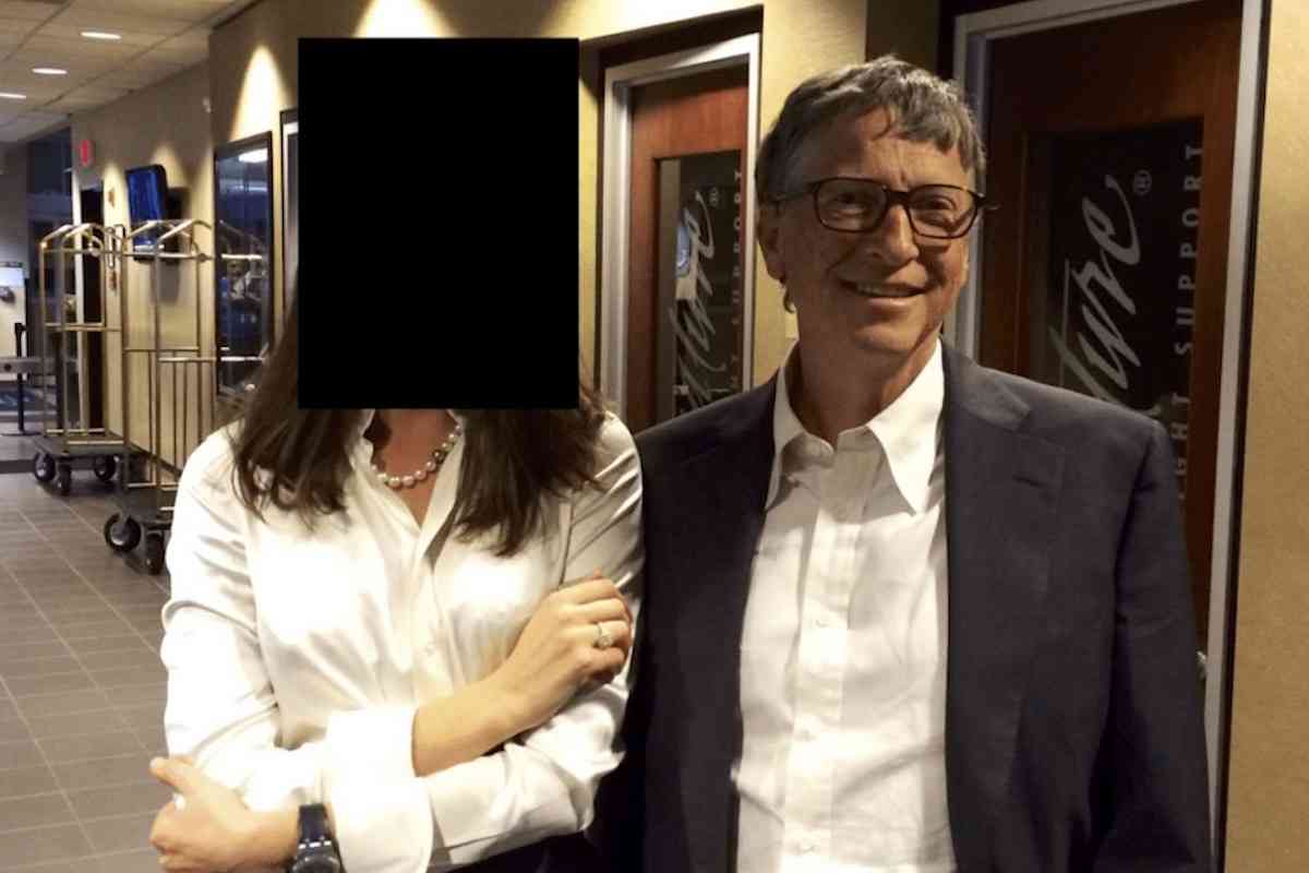 《ミニスカ女性の横で笑顔のビル・ゲイツ氏》エプスタインファイルめぐり「2人のロシア人女性と不倫」認める【離婚した元妻に“性病隠蔽”疑惑も】 ｜NEWSポストセブン