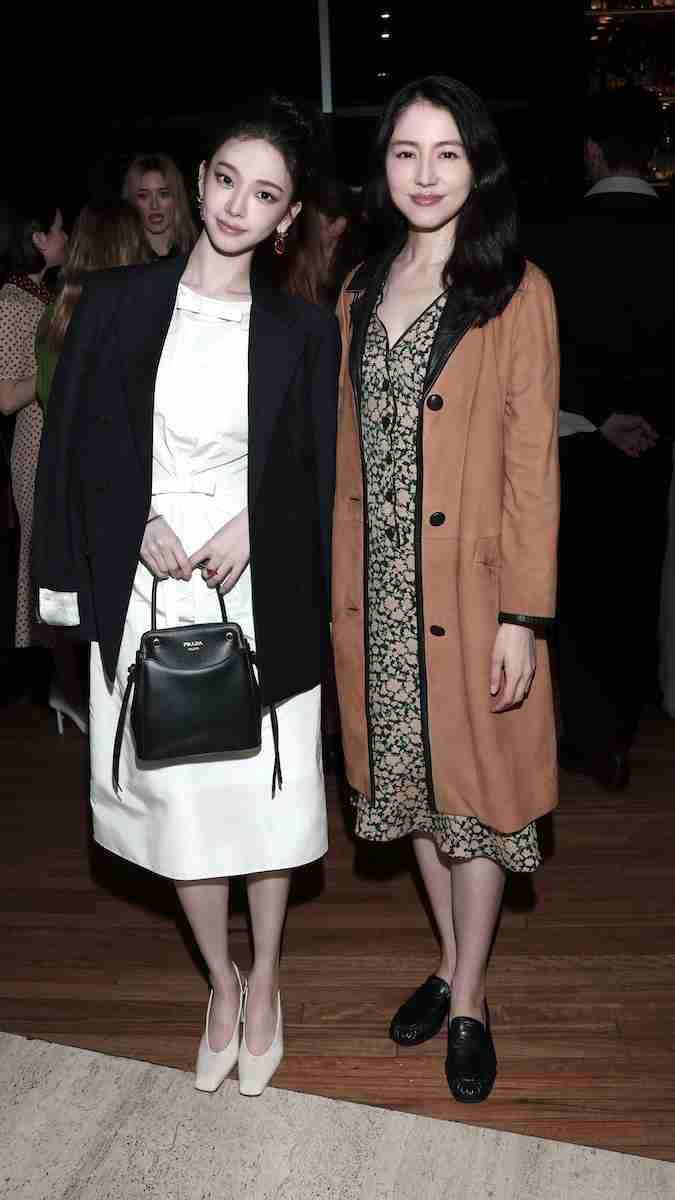 綾瀬はるか、イベントで“人気アーティスト”に「あざとタッチ」でファン悶絶…共演者・スタッフとの距離の近さで保つ“愛され力”