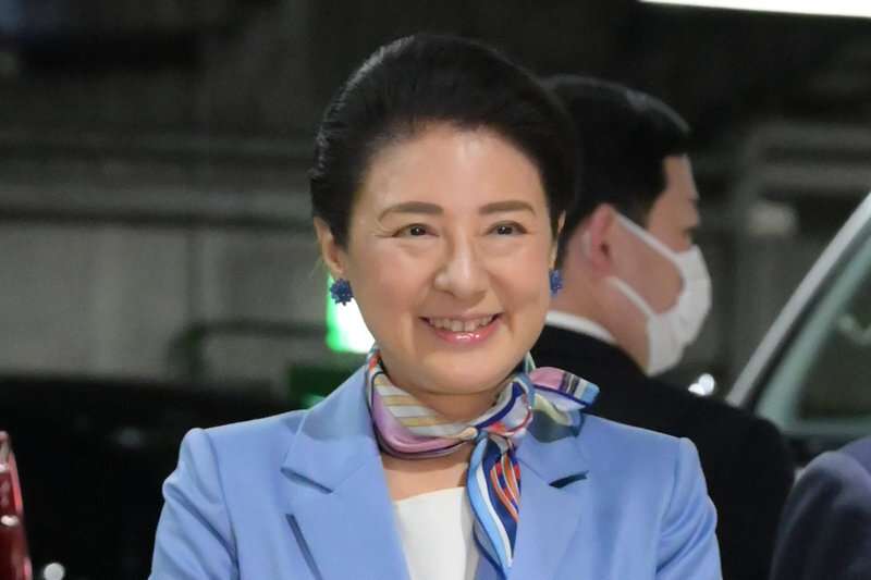 《大人世代のお手本に》雅子さま、白インナーと華やかスカーフで顔周りを明るく　上品なブルーのパンツスーツでご一家でリンクコーデも（介護ポストセブン） - Yahoo!ニュース