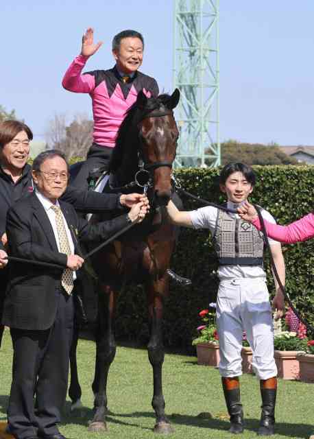 調教師が馬上に？　ラストデーの中山５Ｒで師弟Ｖ　メリーナイス騎乗時のダービーブーツ託された長浜騎手が好騎乗（スポーツ報知）｜ｄメニューニュース（NTTドコモ）