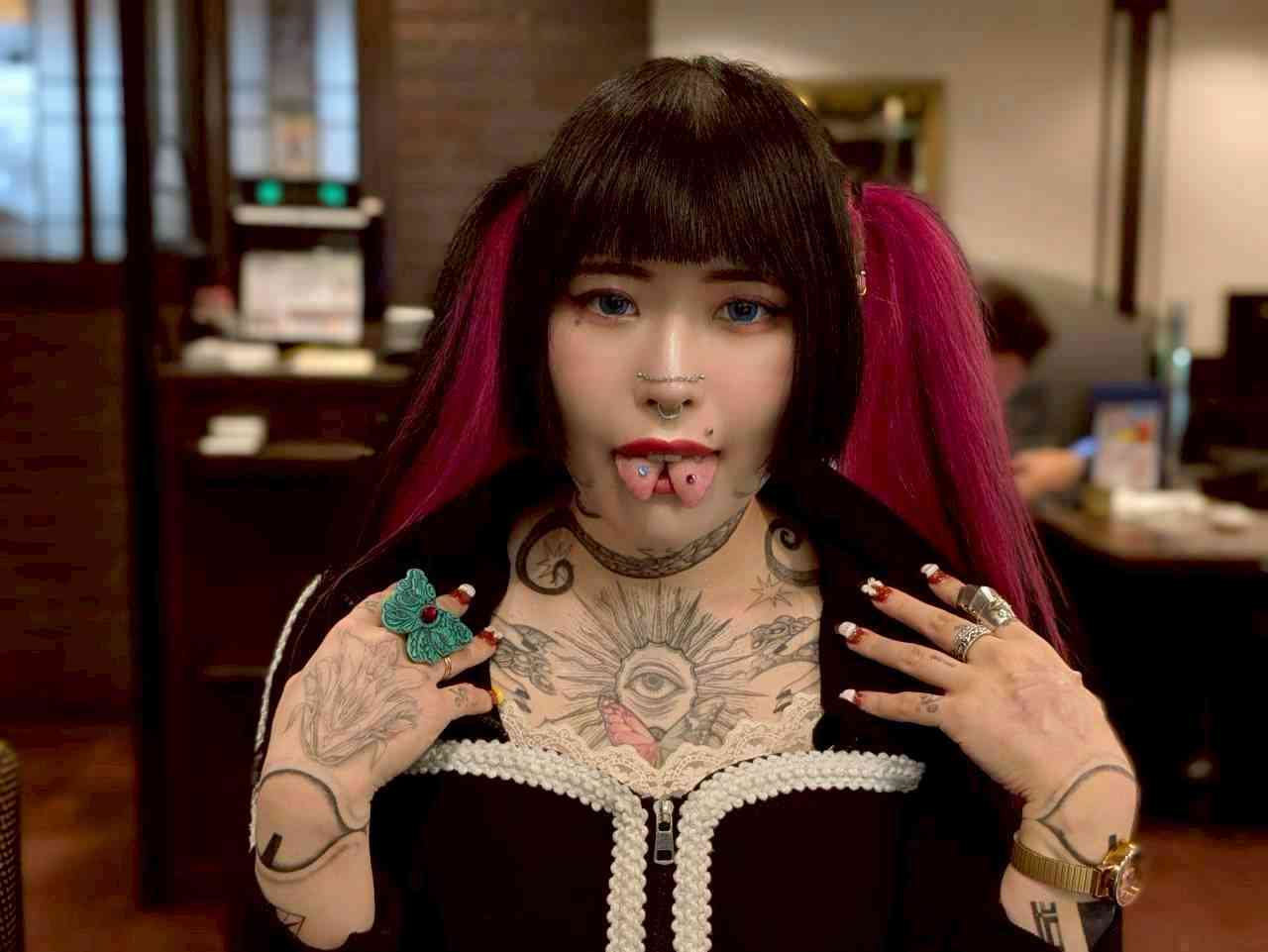 「なんで入れちゃったの」と泣き崩れた母。刺青150万円、舌先は二つに…28歳女性が“夜の街”で真面目に生きる理由