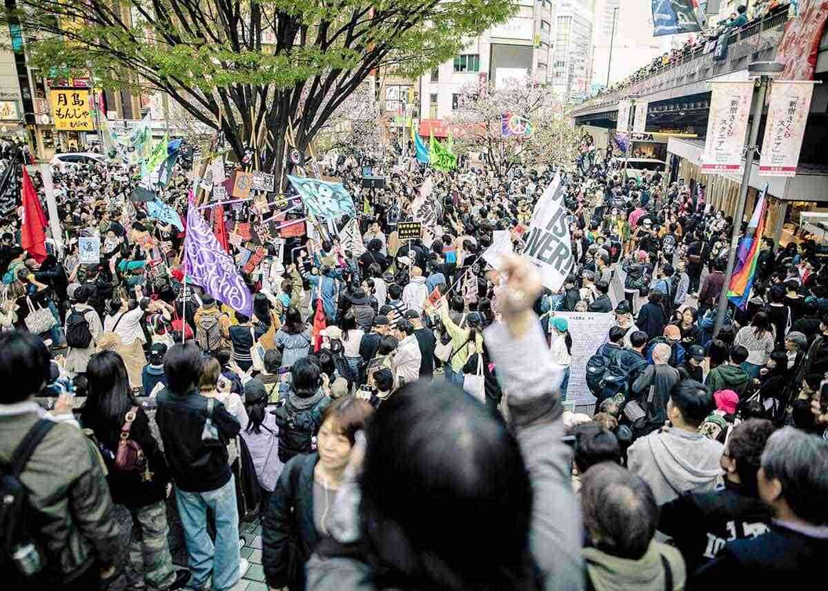 イラン攻撃巡り米大統領に抗議、評価避ける高市首相も批判　新宿で重低音響かせ「NO WAR」