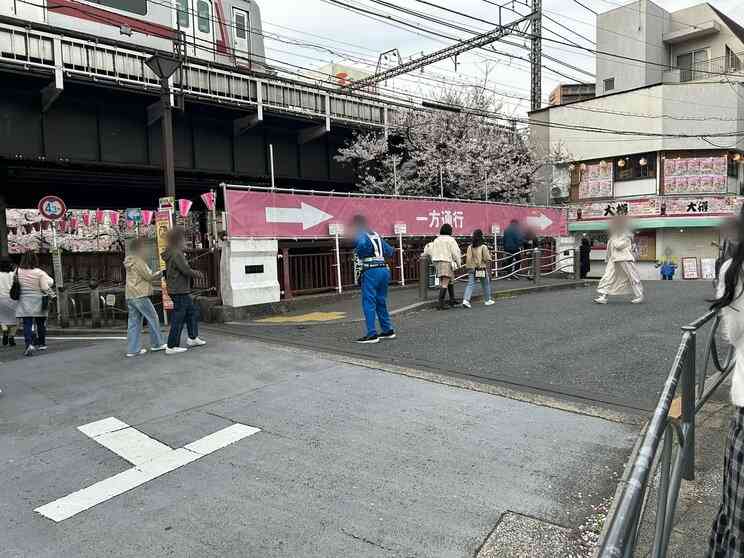〈桜を遮る横断幕〉「注意の声がうるさい」「嫌な世の中になってしまった」中目黒で花見客が困惑　区に聞いた規制強化の理由