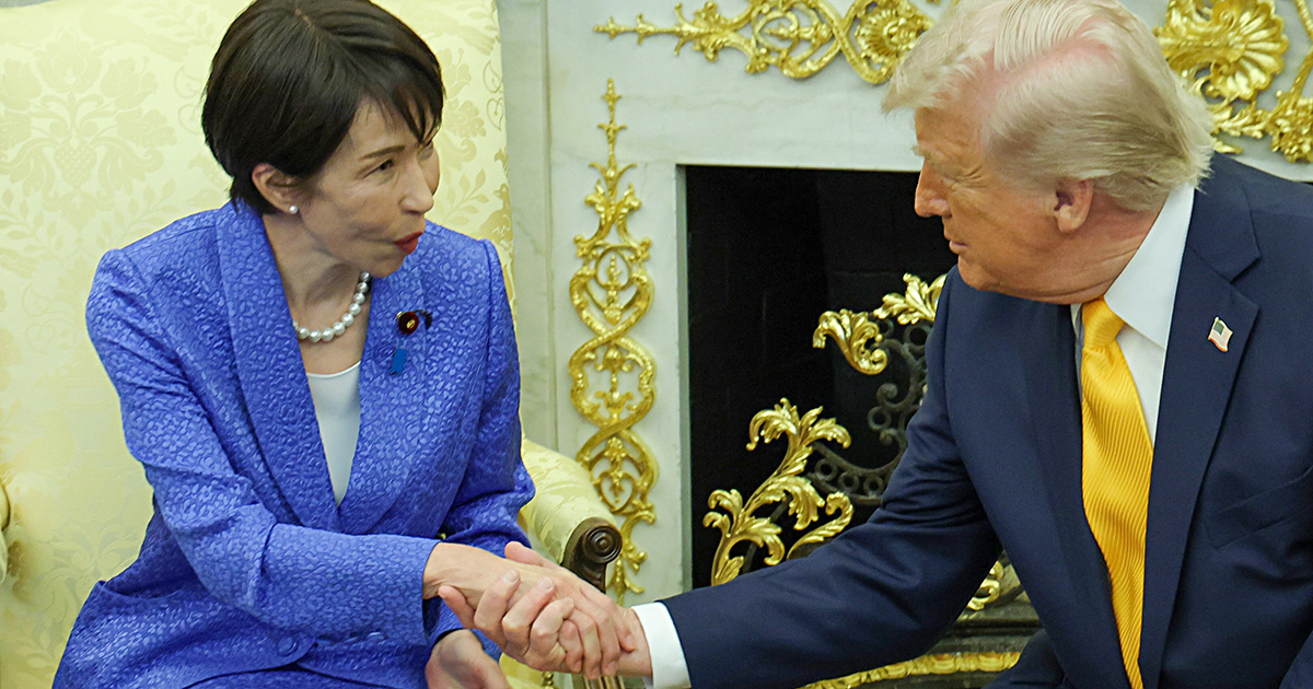 「飛び込む度胸すごい」「恥ずかしい」高市首相　握手も束の間…トランプ大統領への “一目散ハグ姿”に割れる賛否 | 女性自身