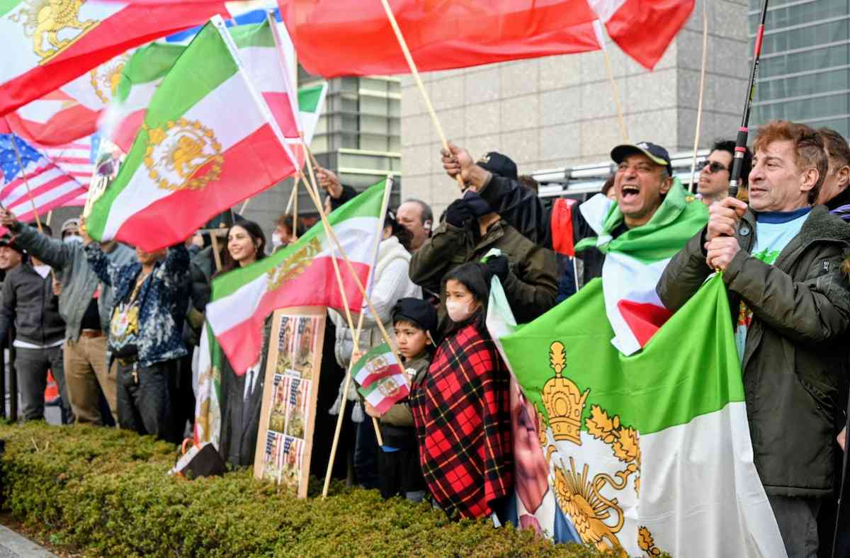 「トランプ、ありがとう」米軍攻撃支持の在日イラン人集会　「日本のテレビ局は逆を報道」（産経新聞） - Yahoo!ニュース