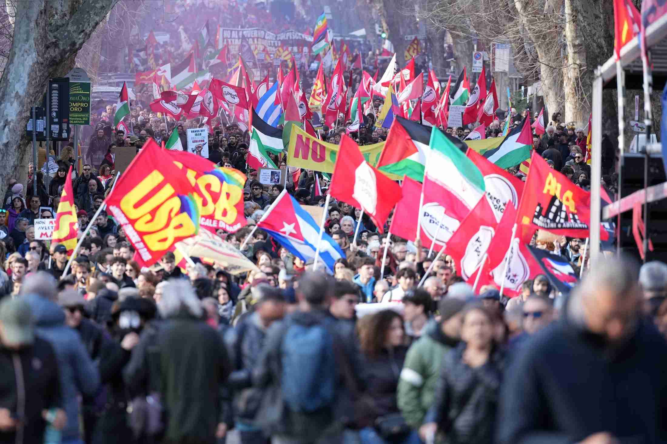 イタリアとスペインで反戦デモ　イタリアでは国民投票を控え（AP通信） - Yahoo!ニュース