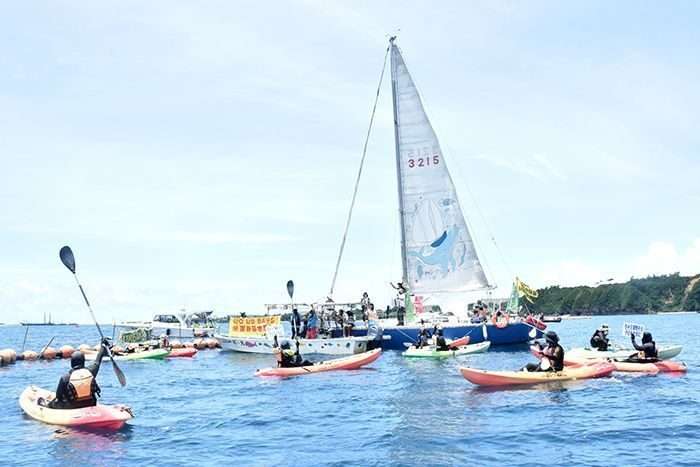 韓国からヨットで来県の6人、海上から辺野古新基地建設に抗議　「米軍基地NO」旗掲げ　沖縄