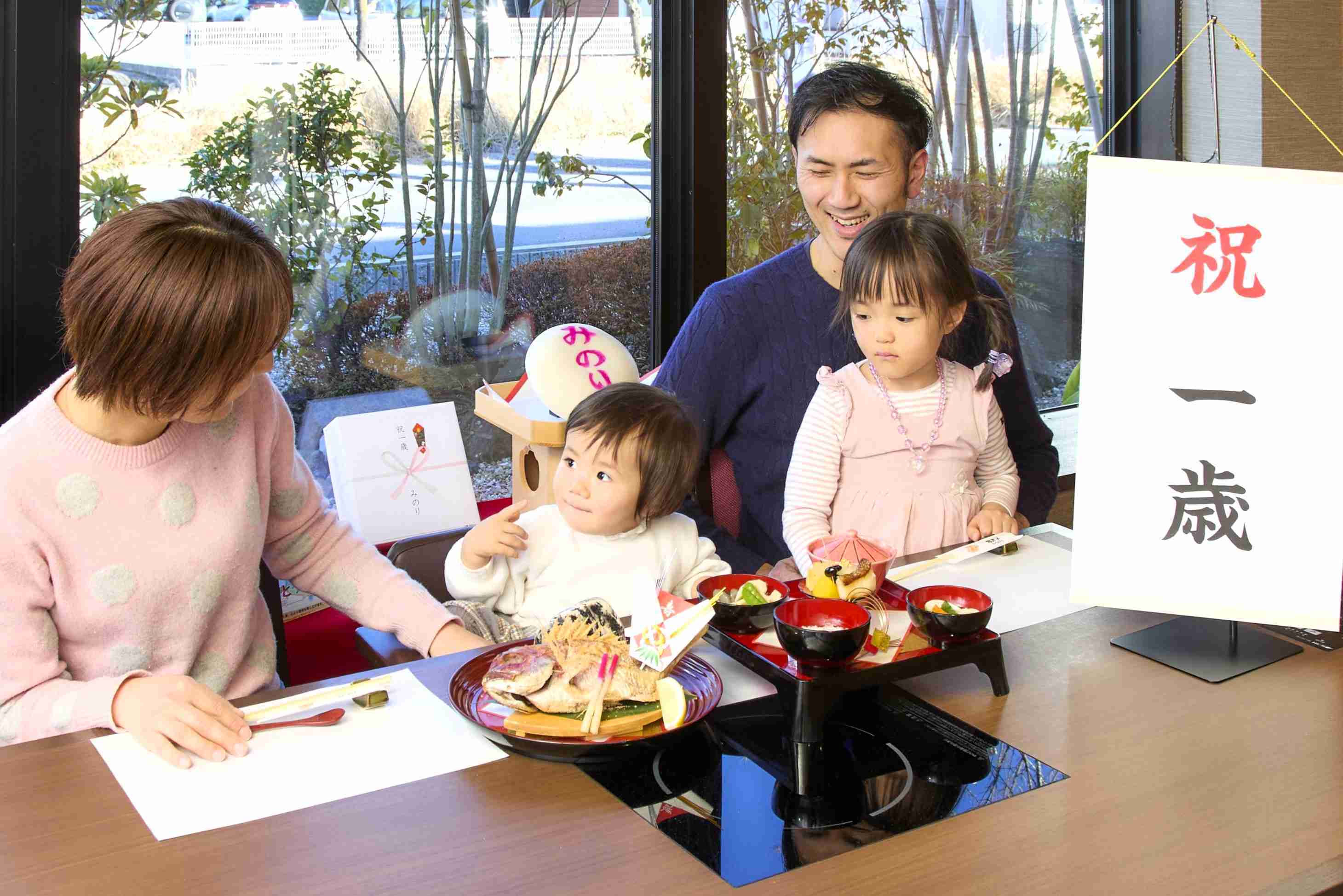 “未就学児お断り”が波紋、繁盛店が明かした決断の背景　飽きた子どもの危険行為を放置「食べたいのは親だけ」