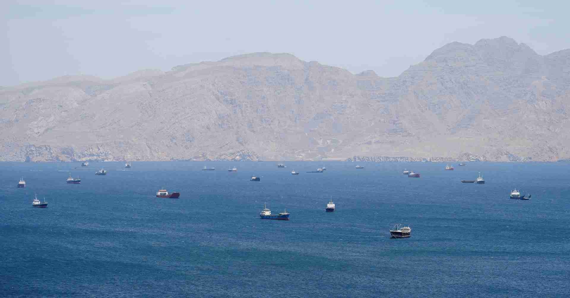 「出光丸」がホルムズ海峡を東に航行中、サウジ産の原油を積載