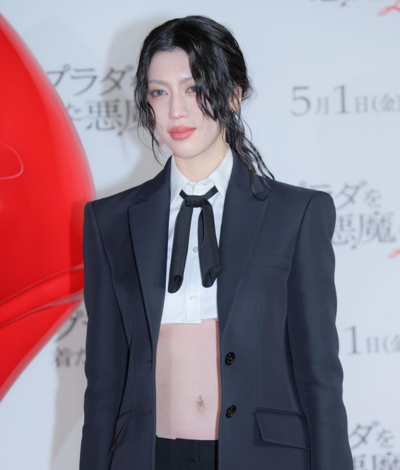 「見えてる？」三吉彩花　映画イベントの凄い衣装が話題「ジャケの下がとんでもない」「やばい」「誰かわからなかった」