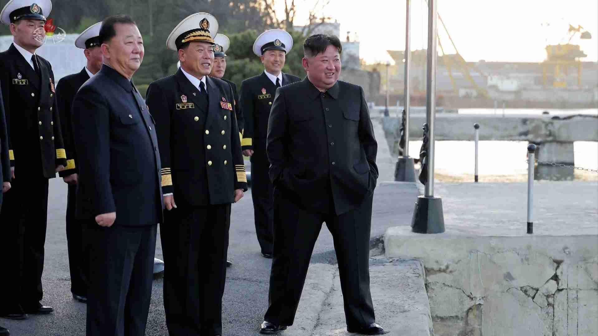 北朝鮮、新型駆逐艦からミサイル5発発射　金正恩氏が現地で視察「核抑止力の拡大・強化が最重要」（FNNプライムオンライン（フジテレビ系）） - Yahoo!ニュース