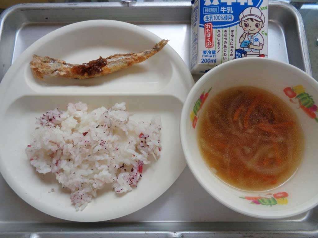 “ししゃも1匹”給食に「お金払っても良いからもっと食べさせて」　保護者が疑問視、ネットも違和感続出