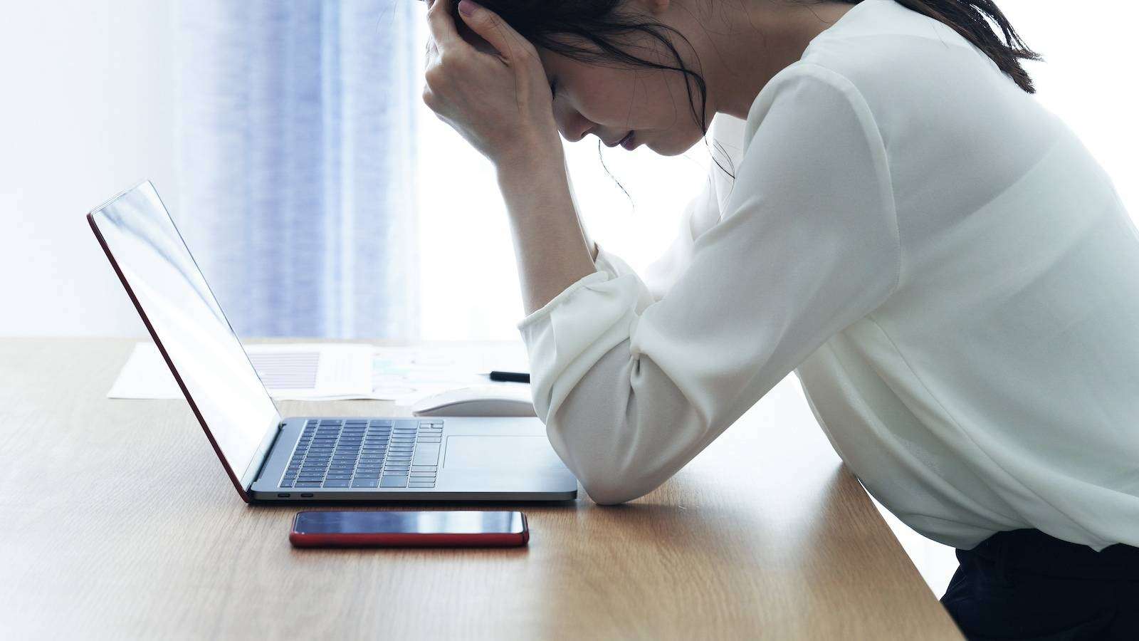 心がすり減る人ほど無意識にやっている“自分いじめ”とは｜臨床心理士が解説 | ヨガジャーナルオンライン