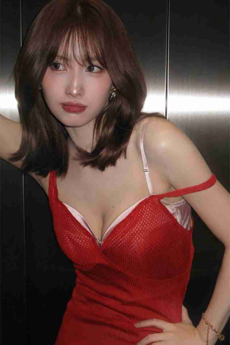 「直してあげてよ」TWICE・モモ　“だらしない”ドレスが物議…宮沢りえも巻き込まれた“勘違い”されるデザイン