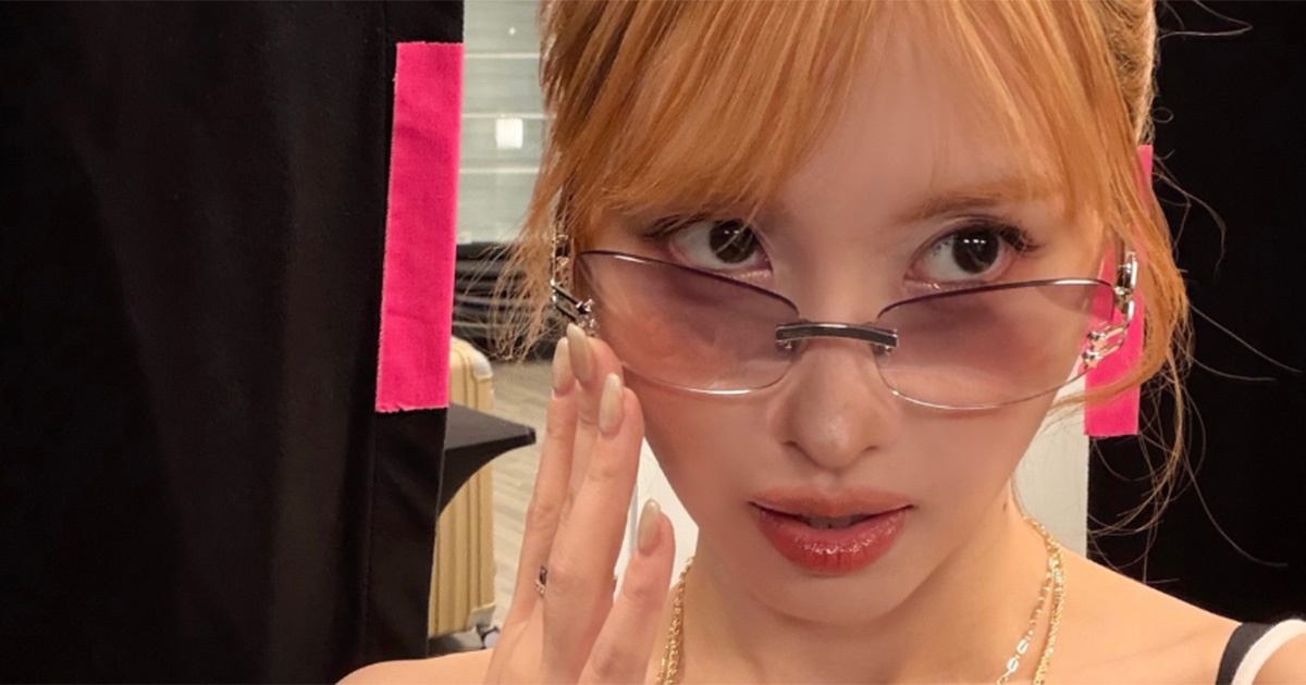 「直してあげてよ」TWICE・モモ　“だらしない”ドレスが物議…宮沢りえも巻き込まれた“勘違い”されるデザイン | 女性自身