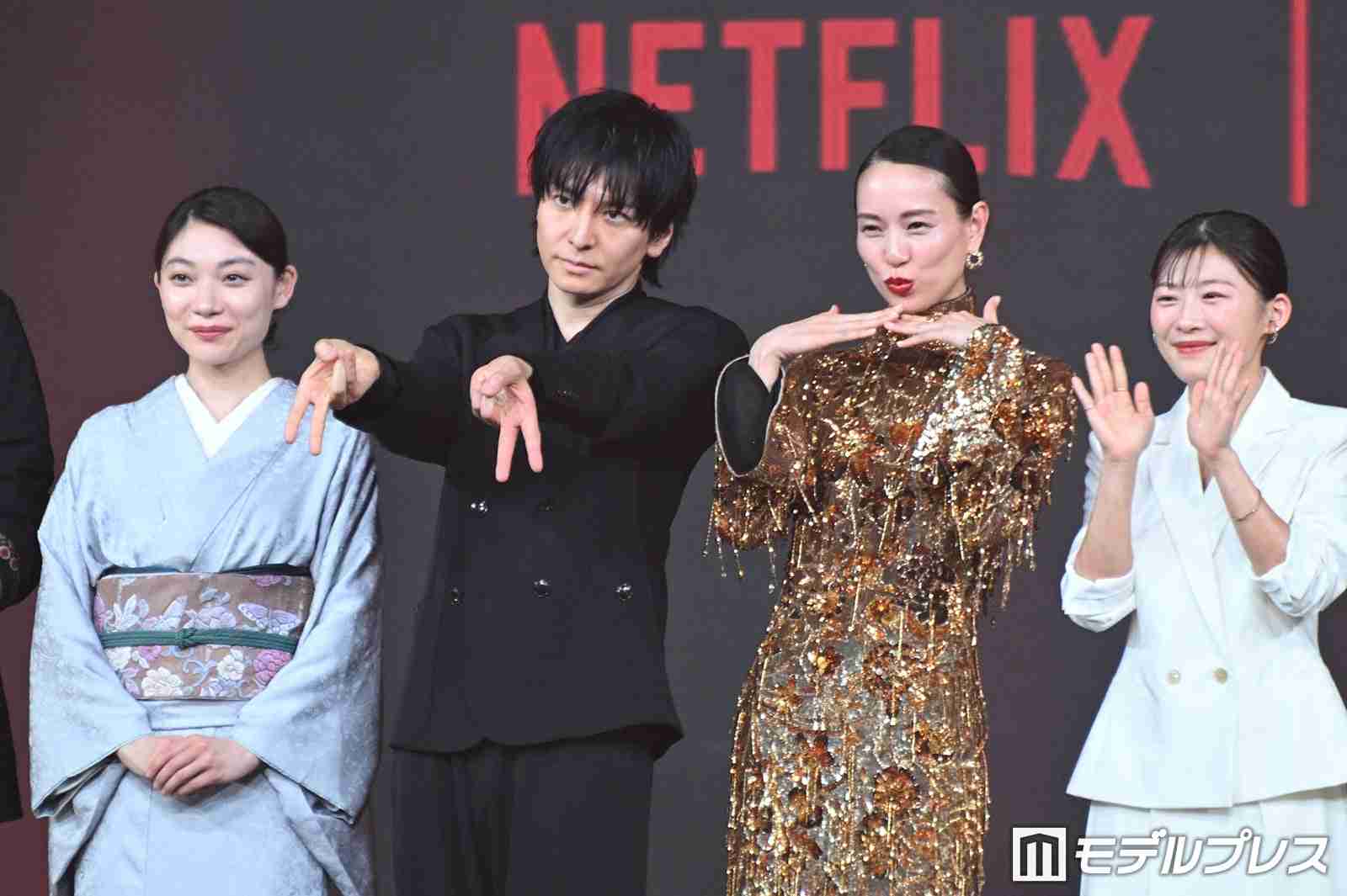 戸田恵梨香、生田斗真にエスコートされレッドカーペット降臨 美背中輝く華やかゴールドドレス姿【地獄に堕ちるわよ】