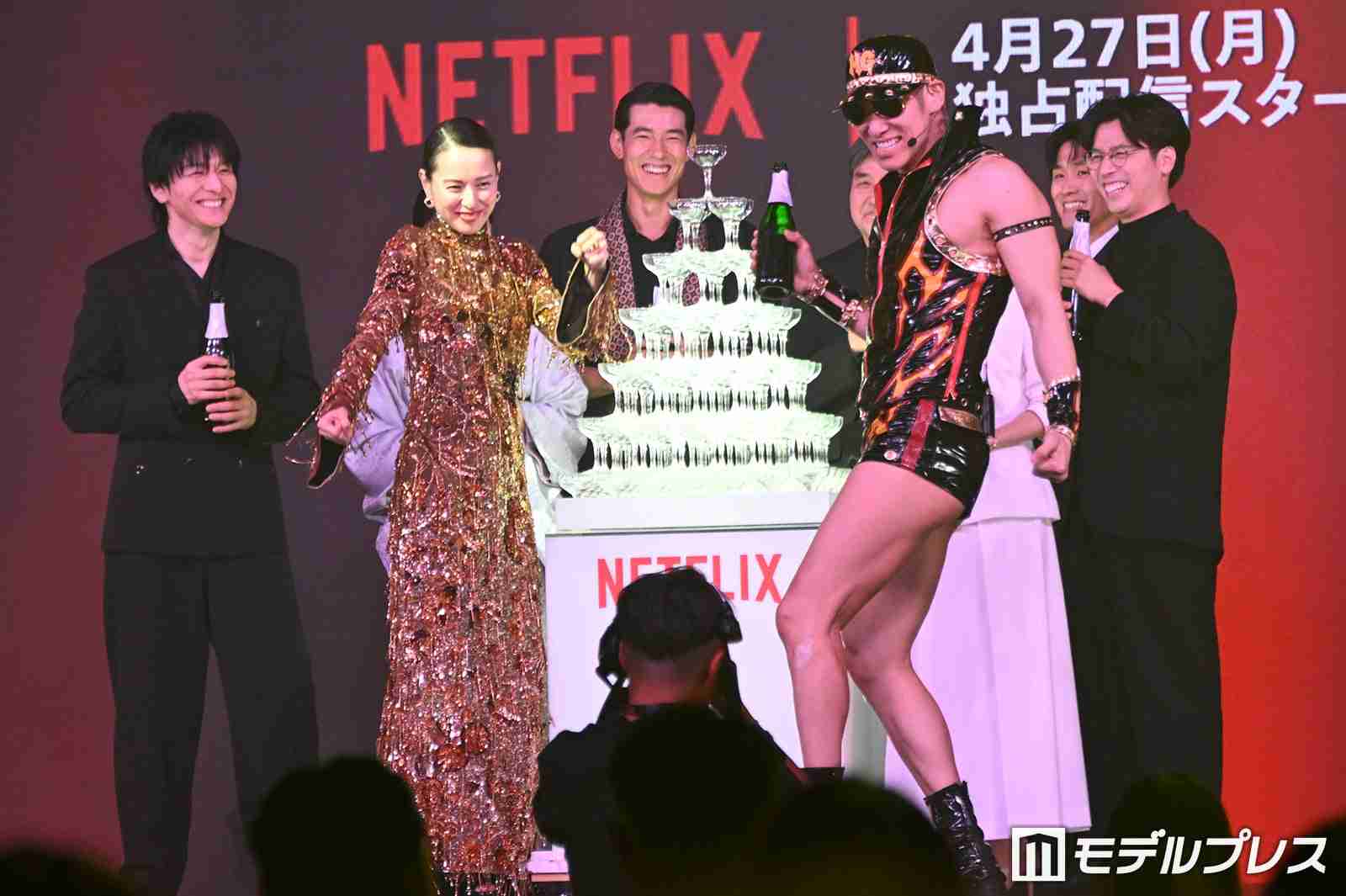 戸田恵梨香、生田斗真にエスコートされレッドカーペット降臨 美背中輝く華やかゴールドドレス姿【地獄に堕ちるわよ】
