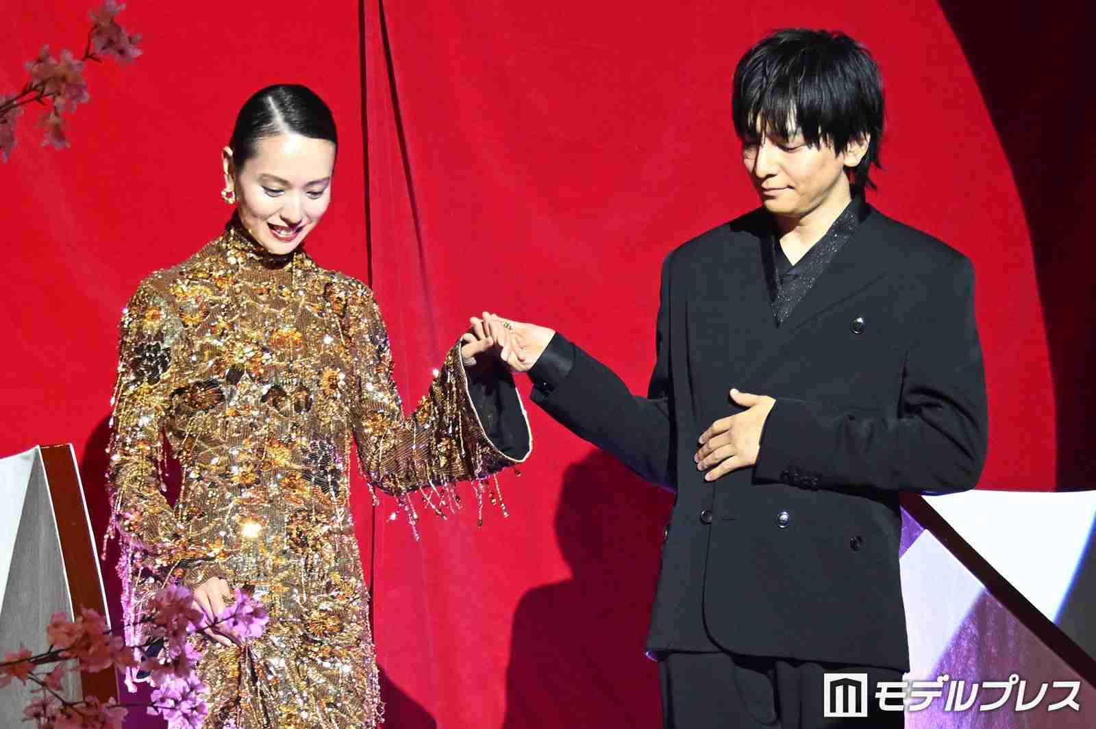 戸田恵梨香、生田斗真にエスコートされレッドカーペット降臨 美背中輝く華やかゴールドドレス姿【地獄に堕ちるわよ】