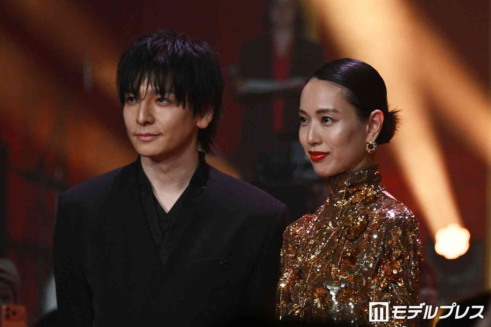 戸田恵梨香、生田斗真にエスコートされレッドカーペット降臨 美背中輝く華やかゴールドドレス姿【地獄に堕ちるわよ】 - モデルプレス