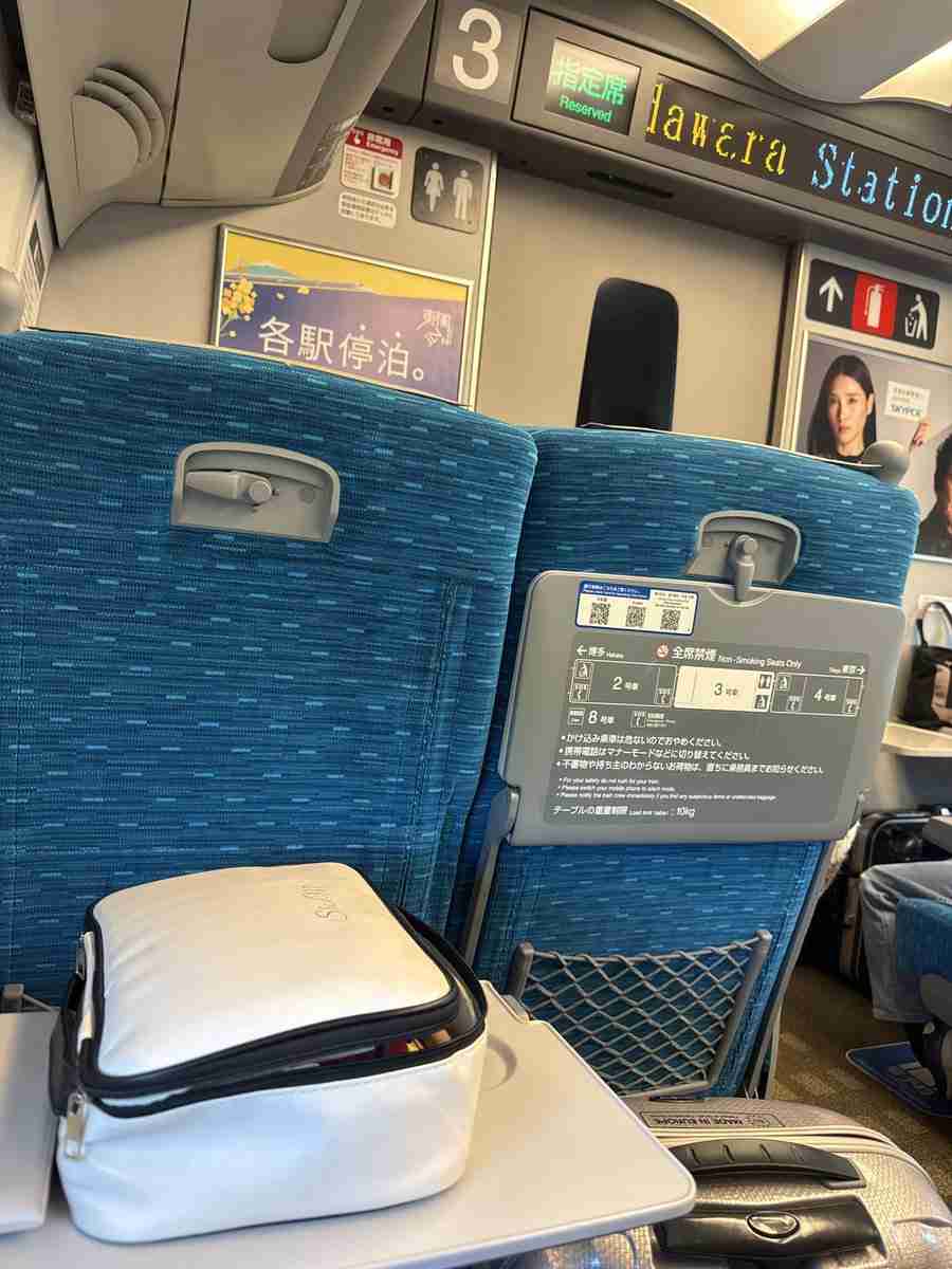 「そこまでパッカーンせんでも」新幹線での“股広げ”に困惑「トイレ近い席にしたのに詰んだ」