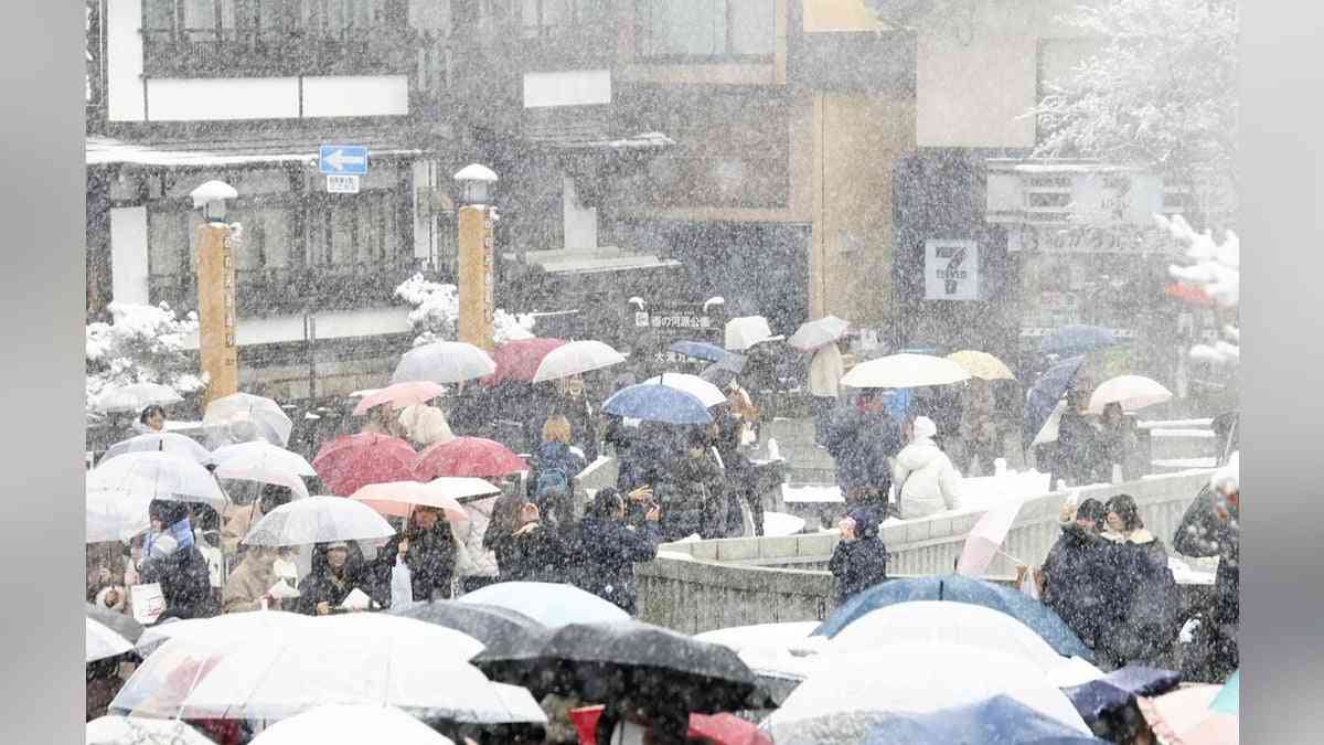 草津温泉の観光客数が最多更新、「若者の温泉旅行先」に定着か…人気インフルエンサーが動画発信、それを見た観光客がＳＮＳ発信する流れ生まれる : 読売新聞