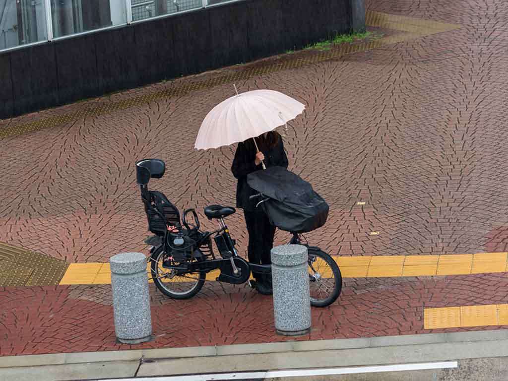 「自転車の傘差し運転は道交法違反です」　JAFの注意喚起に「日傘も禁止」の声　「1.4メートル」も変わる実験結果に衝撃 | Hint-Pot