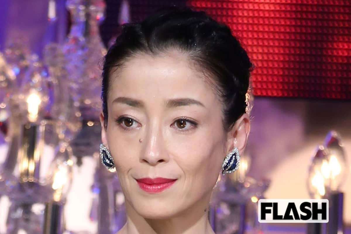 宮沢りえ、“太眉ナチュラル” な自撮り公開に戸惑う声…直近では “ドレスの肩ひも” で賛否沸騰の事態に | Smart FLASH/スマフラ[光文社週刊誌]