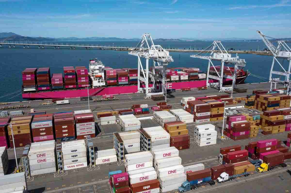トランプ氏のホルムズ海峡封鎖、歴史的な海運危機むしろ深刻化 - Bloomberg 2026年4月26日 at 20:55 JST