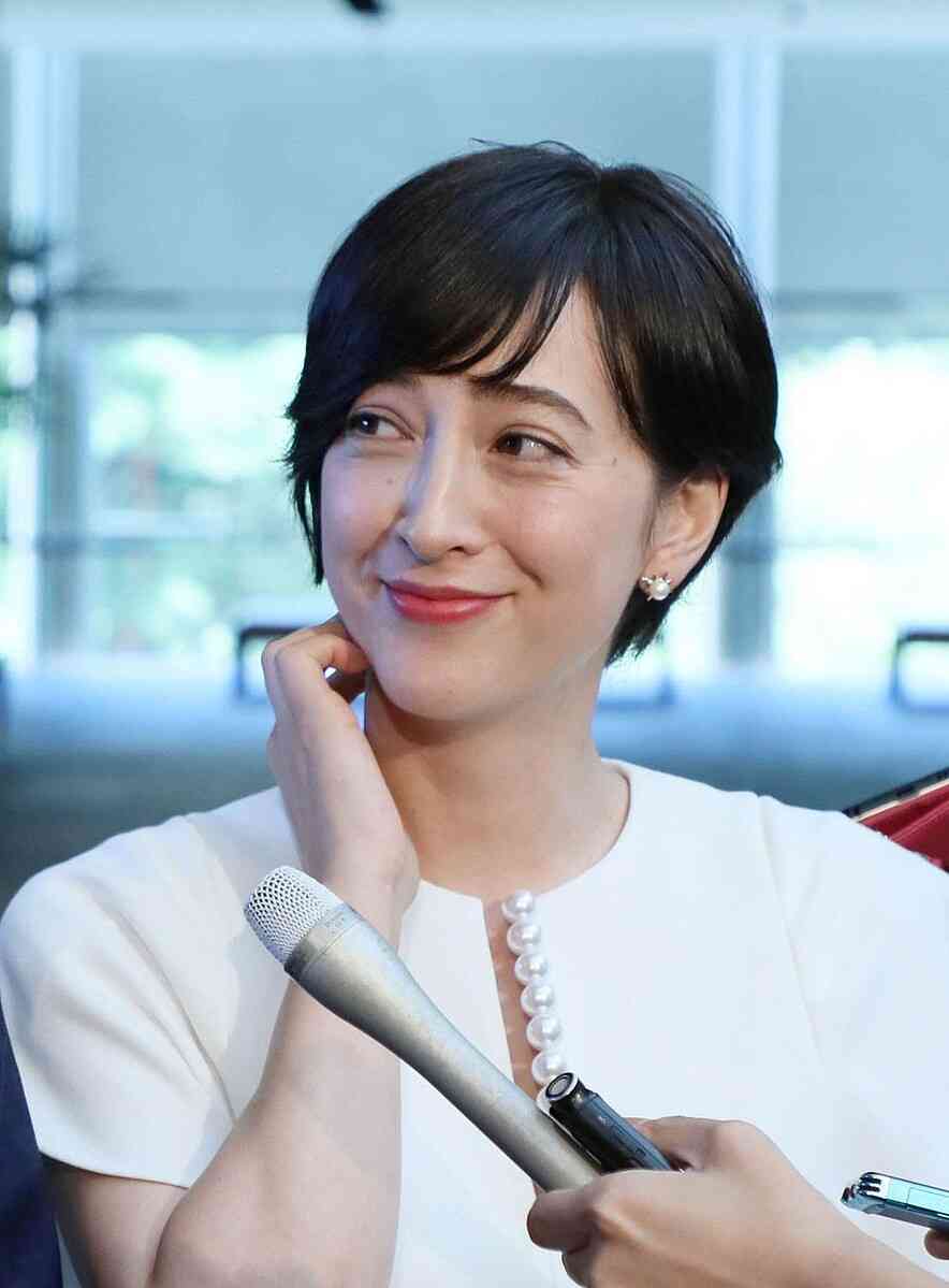 「100円ショップ、行きますよ」結婚会見の白ワンピは“偶然”、マザーズバッグは驚きの…「滝川クリステルってなんなのか問題」ついに答えが見えてきた