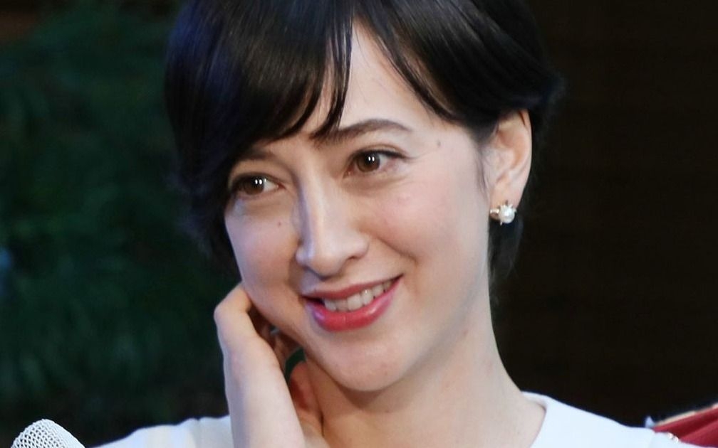 「100円ショップ、行きますよ」結婚会見の白ワンピは“偶然”、マザーズバッグは驚きの…「滝川クリステルってなんなのか問題」ついに答えが見えてきた | 文春オンライン