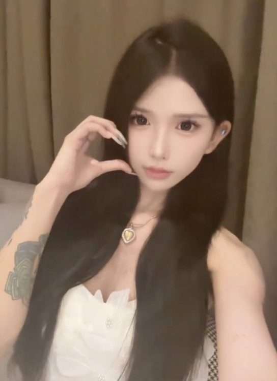 《発見から約3か月》変わり果てた姿でカンボジアの路上に…中国人美女インフルエンサー（20）、衰弱状態から復活した“現在”の姿【「クスリ漬けでは」と心配の声】
