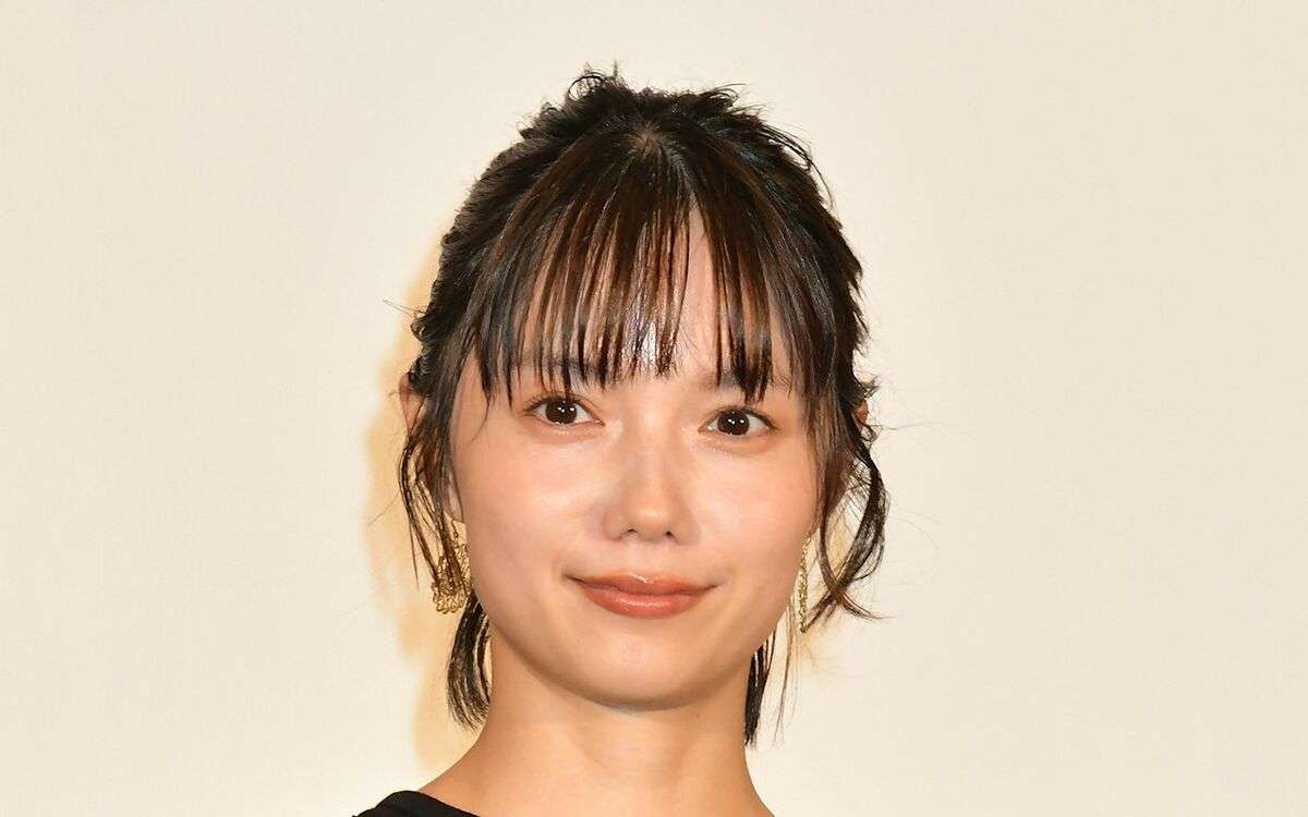 宮﨑あおいは、なぜ“可愛い女子”で居続けられるのか？「40歳なのに前髪パッツン＆清楚系ファッションが似合う」驚きのワケ | 文春オンライン